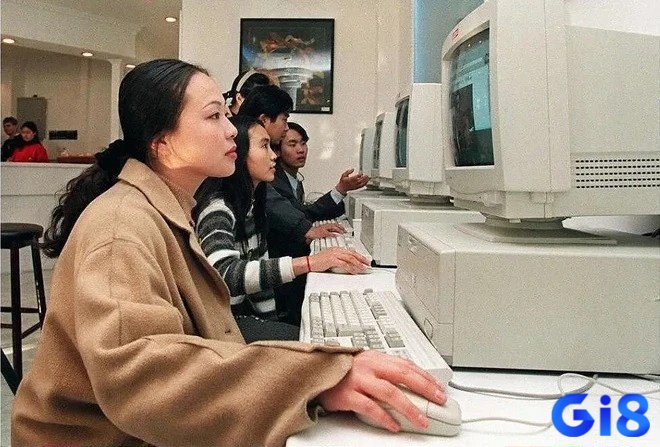 Tiệm net nhỏ chơi game tuổi thơ PC với màn hình CRT, bàn phím cũ và chuột bi đặc trưng một thời.