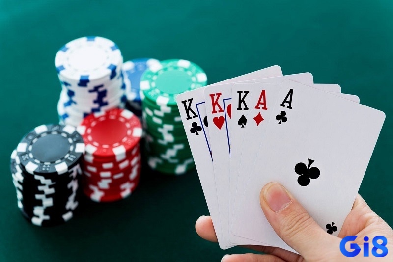 Người chơi so sánh sức mạnh bài poker dựa trên loại bộ bài và giá trị lá bài để xác định người thắng