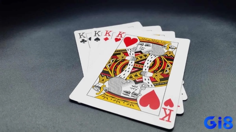 Người chơi thắng với tứ quý – bốn lá cùng giá trị, phân định bằng kicker khi cần