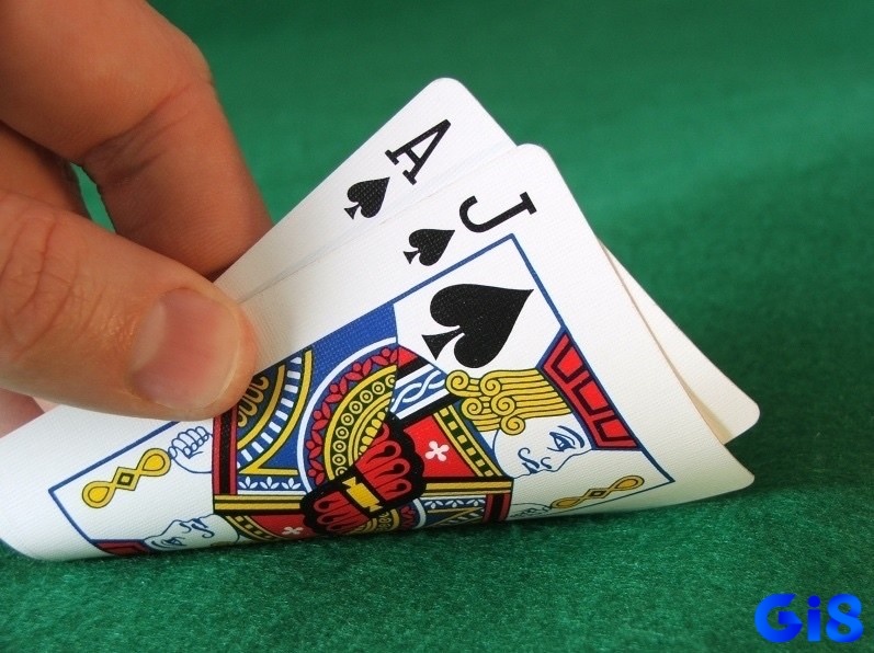 Xì Dách – tổng điểm 21 đặc biệt từ hai lá đầu tiên, thắng ngay lập tức.